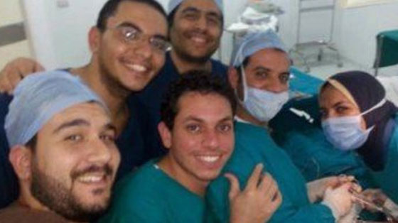  إيقاف طبيب مصري التقط صورة سيلفي أثناء ولادة قيصرية صورة رقم 1