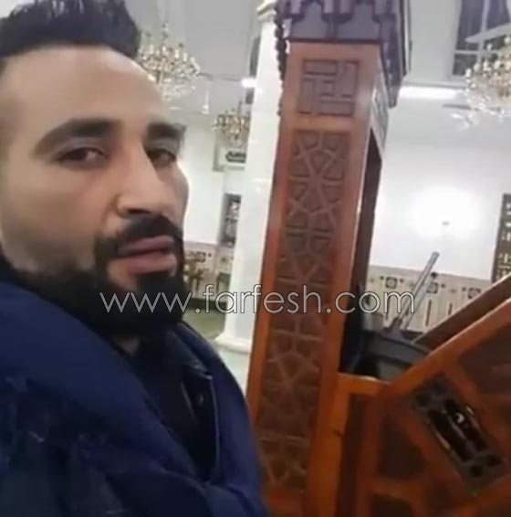 فيديو فنّان مصري يتلو القرآن ويؤم المصلين.. لن تصدق من هو! صورة رقم 2