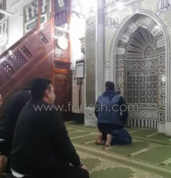 فيديو فنّان مصري يتلو القرآن ويؤم المصلين.. لن تصدق من هو! صورة رقم 4