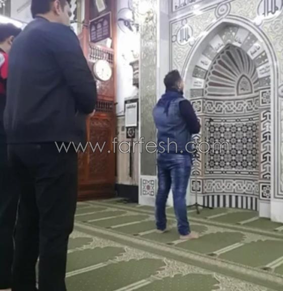 فيديو فنّان مصري يتلو القرآن ويؤم المصلين.. لن تصدق من هو! صورة رقم 5