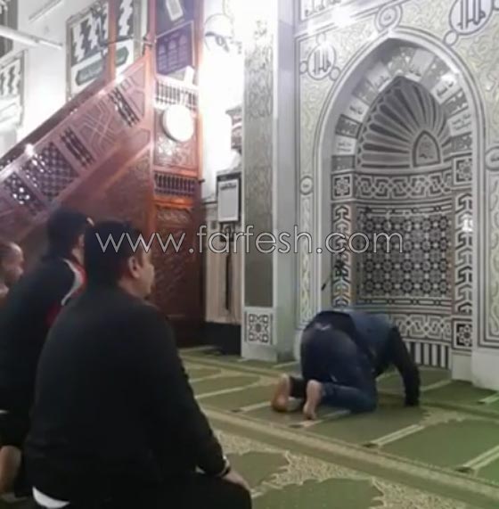 فيديو فنّان مصري يتلو القرآن ويؤم المصلين.. لن تصدق من هو! صورة رقم 7