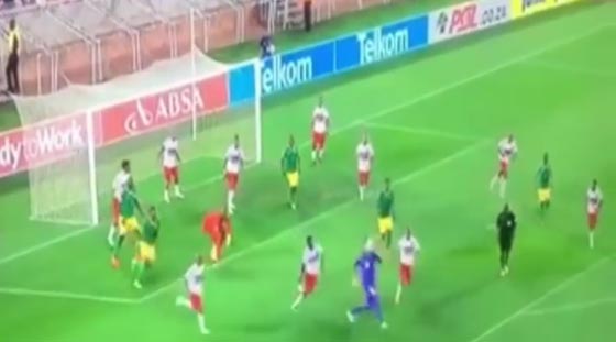 فيديو طريف.. حارس مرمى يسجل هدفا مذهلا وينقذ فريقه صورة رقم 1