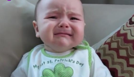 فيديو طريف.. طفل ينفجر البكاء لرؤية وجه والده ضاحكا لاول مرة! صورة رقم 3