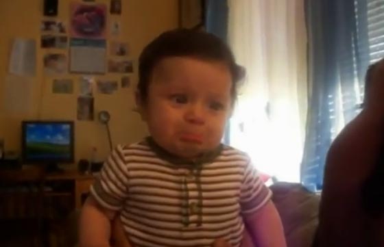 فيديو طريف.. طفل ينفجر البكاء لرؤية وجه والده ضاحكا لاول مرة! صورة رقم 5