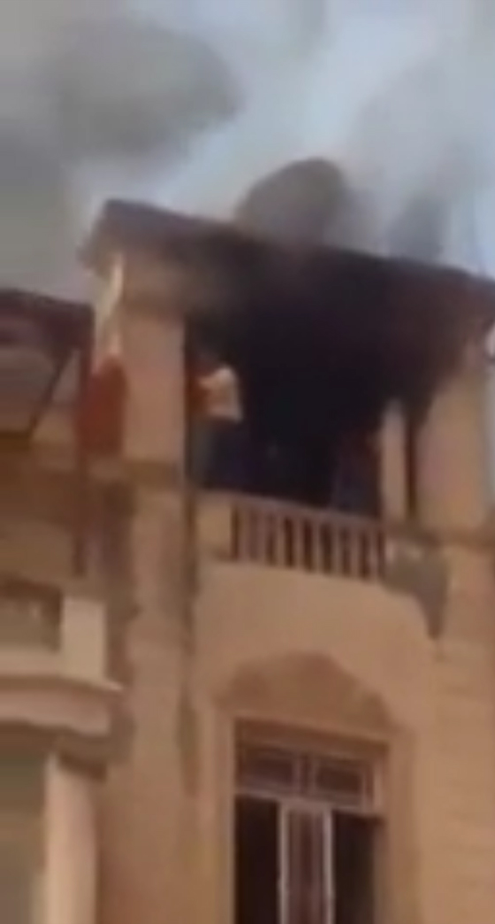  فيديو مروع.. سقوط مصرية الى حتفها خلال انقاذها من بين النيران صورة رقم 1