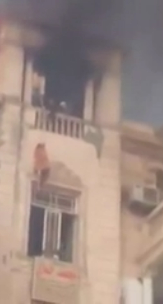  فيديو مروع.. سقوط مصرية الى حتفها خلال انقاذها من بين النيران صورة رقم 3