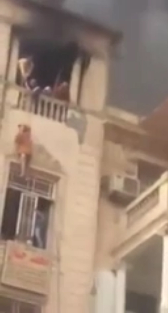  فيديو مروع.. سقوط مصرية الى حتفها خلال انقاذها من بين النيران صورة رقم 4