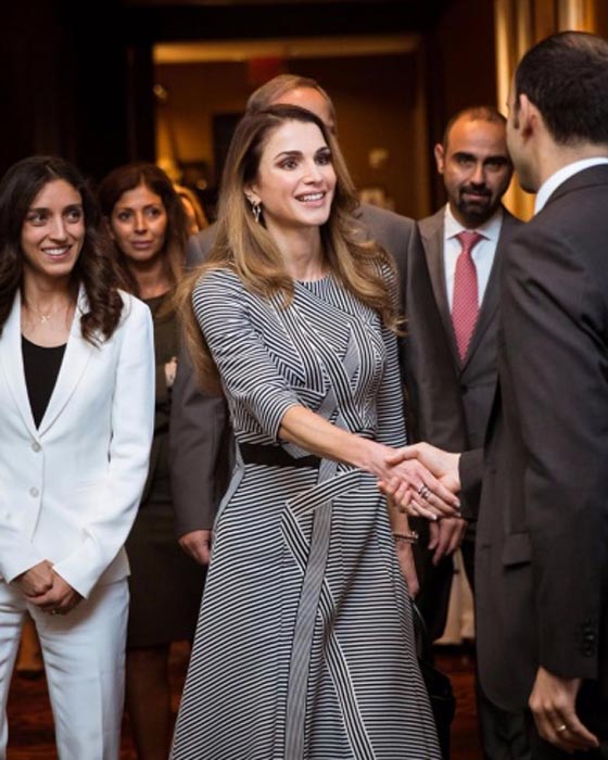 صور الملكة رانيا في اطلالات عصرية راقية مفعمة بالانوثة صورة رقم 7