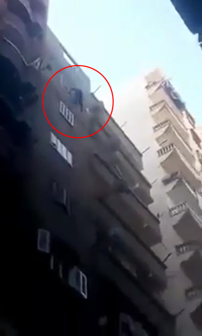 فيديو صادم.. رجل مصري يقفز منتحرا من الطابق التاسع امام الكاميرات صورة رقم 1