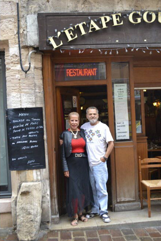فيديو وصور: اسرة فرنسية تهدي مطعمها ومنزل لاسرة سورية لاجئة! صورة رقم 3