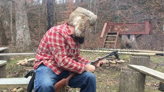 رجل يعزف الحانا تبعث على الفرح من بندقية كلاشينكوف.. فيديو صورة رقم 2