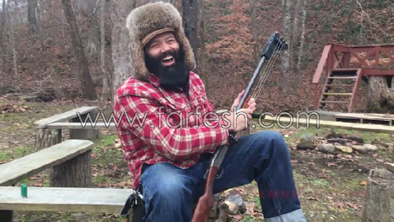 رجل يعزف الحانا تبعث على الفرح من بندقية كلاشينكوف.. فيديو صورة رقم 5