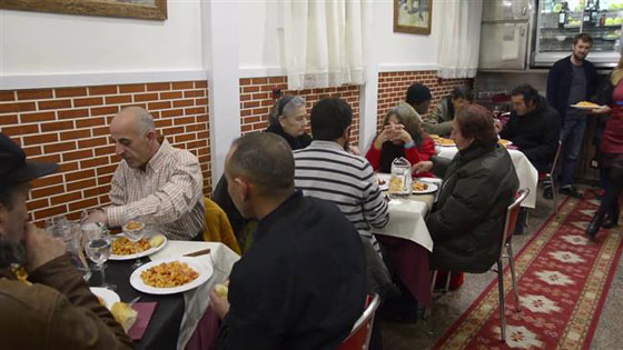  مدريد: 7 طهاة بدشنون مطعم (روبن هود) لاطعام الجائعين المشردين صورة رقم 3