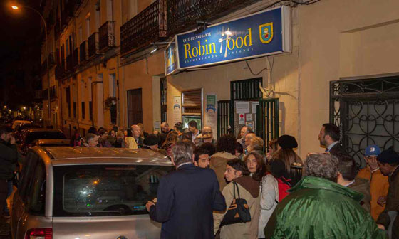  مدريد: 7 طهاة بدشنون مطعم (روبن هود) لاطعام الجائعين المشردين صورة رقم 2