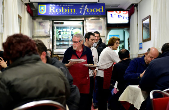  مدريد: 7 طهاة بدشنون مطعم (روبن هود) لاطعام الجائعين المشردين صورة رقم 5