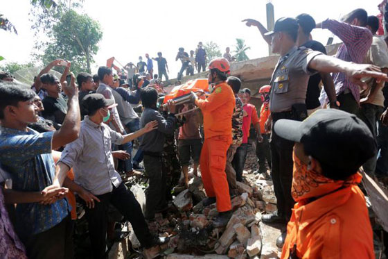  زلزال عنيف يضرب اندونيسيا بقوة 6.5 درجة ويتسبب بمقتل العديدين صورة رقم 3