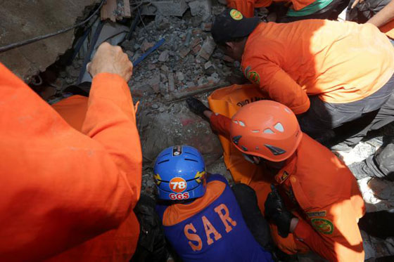  زلزال عنيف يضرب اندونيسيا بقوة 6.5 درجة ويتسبب بمقتل العديدين صورة رقم 4