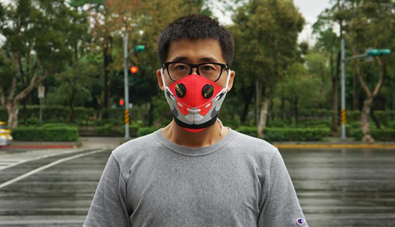  للحماية من التلوث الخانق: اقنعة لسكان الصين مصنوعة من احذية رياضية! صورة رقم 2
