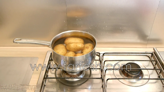  بالفيديو: هل تعرف كيف تقشر البطاطس المسلوقة دون سكين؟ صورة رقم 5