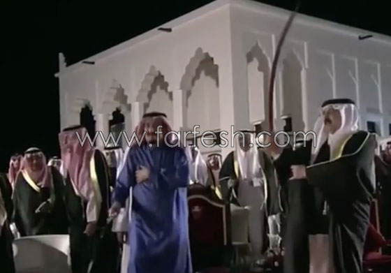فيديو: الملك سلمان يشارك في رقصة شعبية في المنامة مع ملك البحرين صورة رقم 2