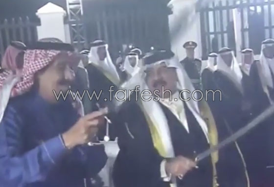 فيديو: الملك سلمان يشارك في رقصة شعبية في المنامة مع ملك البحرين صورة رقم 3