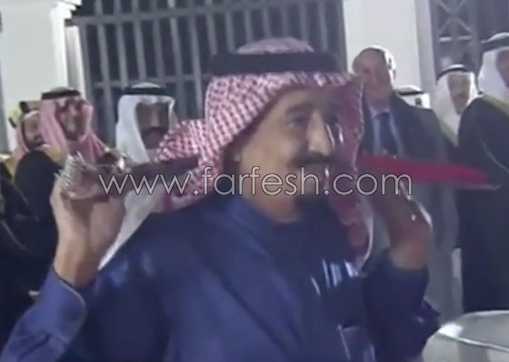 فيديو: الملك سلمان يشارك في رقصة شعبية في المنامة مع ملك البحرين صورة رقم 4