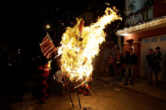 احراق مجسم ترامب في طقوس طرد الشيطان بغواتيمالا صورة رقم 4