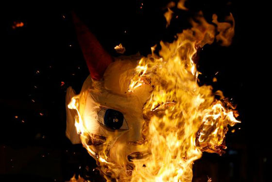 احراق مجسم ترامب في طقوس طرد الشيطان بغواتيمالا صورة رقم 6