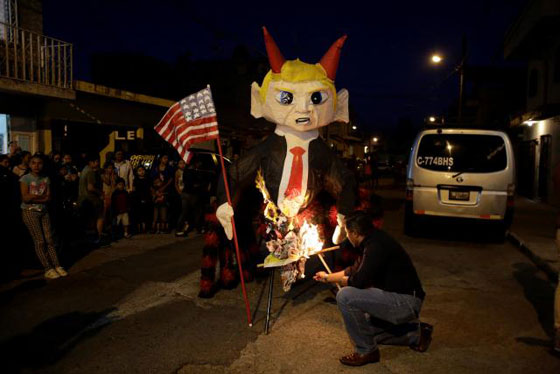 احراق مجسم ترامب في طقوس طرد الشيطان بغواتيمالا صورة رقم 1