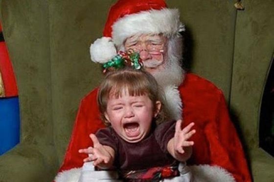 صور طريفة.. لحظات رعب تنتاب الاطفال في اول لقاء مع بابا نويل! صورة رقم 2