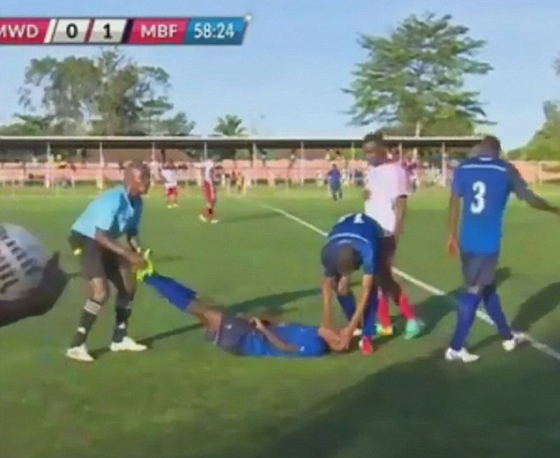مؤلم جدا.. وفاة لاعب كرة قدم تنزاني بأزمة قلبية على ارض الملعب صورة رقم 1