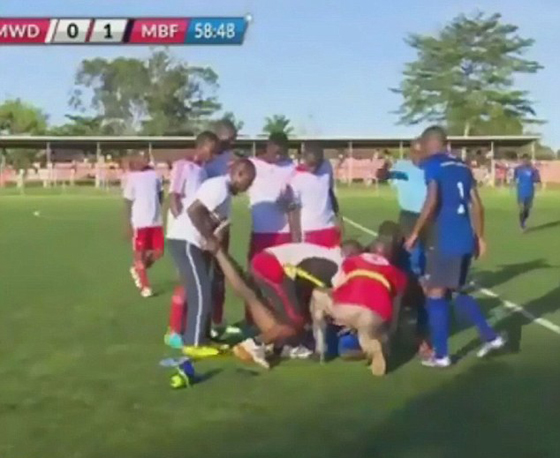 مؤلم جدا.. وفاة لاعب كرة قدم تنزاني بأزمة قلبية على ارض الملعب صورة رقم 2