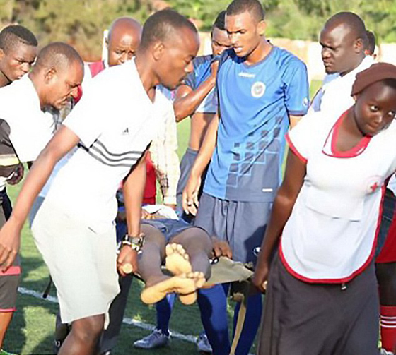 مؤلم جدا.. وفاة لاعب كرة قدم تنزاني بأزمة قلبية على ارض الملعب صورة رقم 4