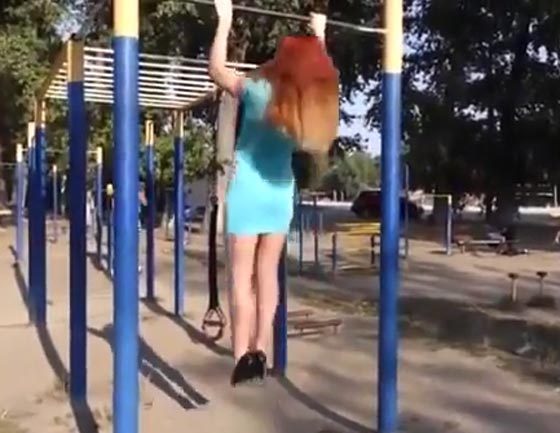 بالفيديو.. فتاة تؤدي تمرينات رياضية صعبة بفستان ضيق وكعب عال صورة رقم 1