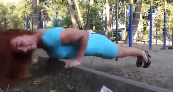 بالفيديو.. فتاة تؤدي تمرينات رياضية صعبة بفستان ضيق وكعب عال صورة رقم 4