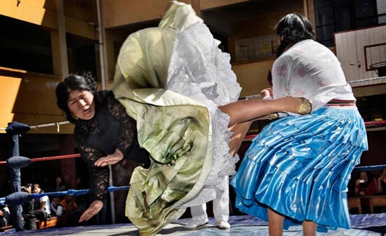 تنانير متطايرة على حلبة المصارعة العنيفة لنساء بوليفيا المتمردات صورة رقم 1