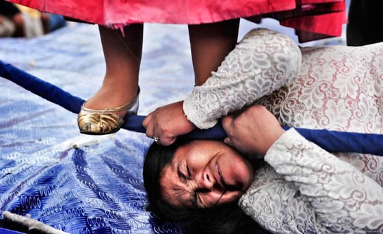 تنانير متطايرة على حلبة المصارعة العنيفة لنساء بوليفيا المتمردات صورة رقم 3