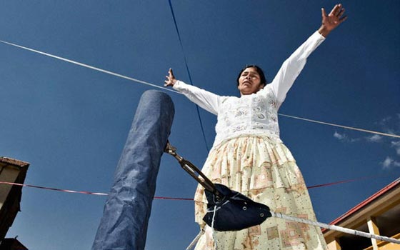 تنانير متطايرة على حلبة المصارعة العنيفة لنساء بوليفيا المتمردات صورة رقم 4