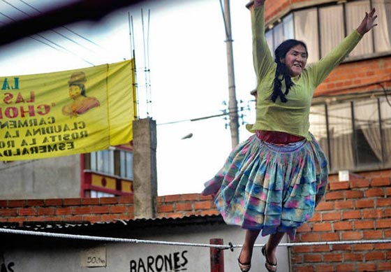 تنانير متطايرة على حلبة المصارعة العنيفة لنساء بوليفيا المتمردات صورة رقم 5