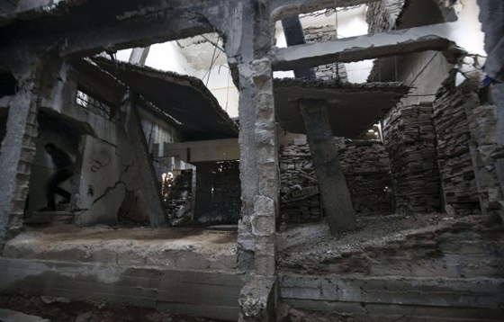  فيديو وصور: فنانة هولندية تحول دمار بيوت غزة إلى تحفة فنية  صورة رقم 12