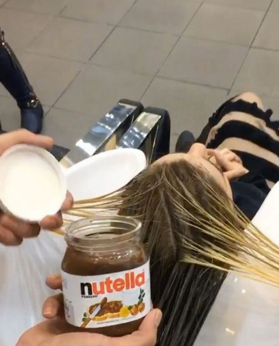 صاحب صالون يصبغ شعر النساء بشوكولاطة النوتيلا والحليب! فيديو صورة رقم 3