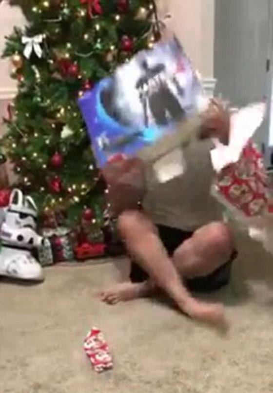 فيديو وصور.. القطة الغيورة تهاجم شابا لدى تلقيه هدية الميلاد وتهشمه! صورة رقم 7