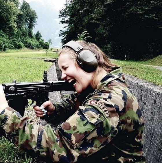 صور سيلفي مثيرة سببت أزمة لحسناوات جيش سويسرا صورة رقم 3
