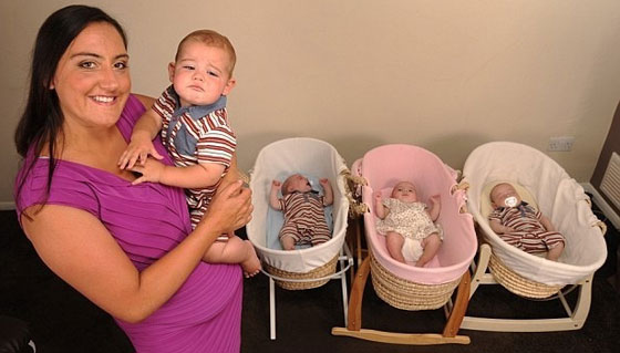 الأم الأسطورة: بريطانية انجبت 4 أطفال خلال 9 أشهر صورة رقم 1