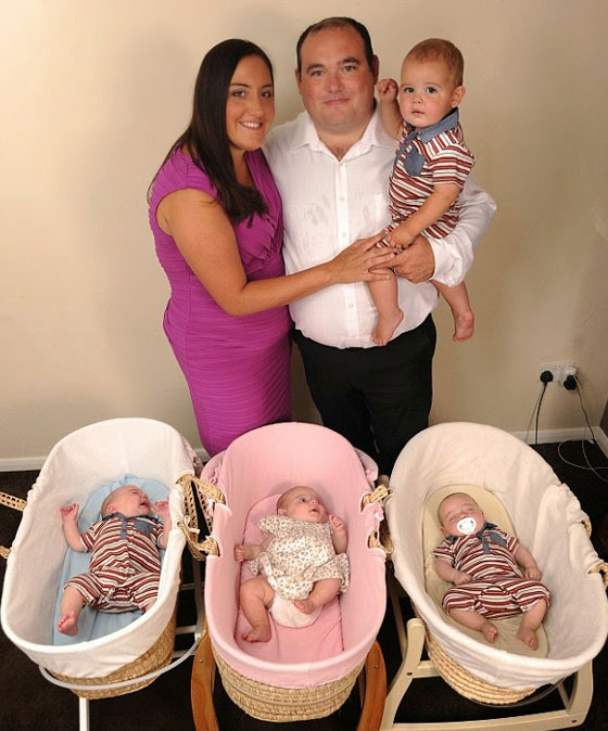 الأم الأسطورة: بريطانية انجبت 4 أطفال خلال 9 أشهر صورة رقم 3