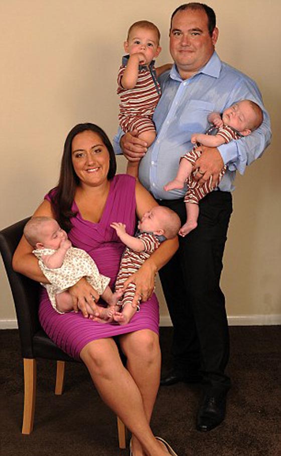 الأم الأسطورة: بريطانية انجبت 4 أطفال خلال 9 أشهر صورة رقم 4