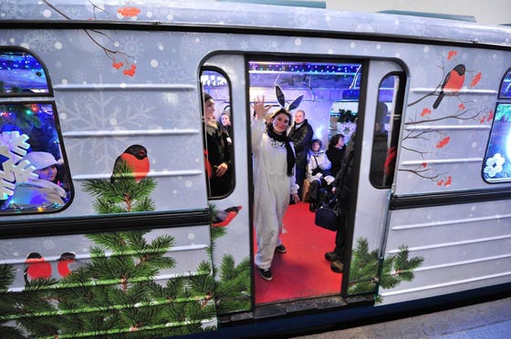 الحافلات والمدن الروسية تزدان بالالوان بانتظار العام الجديد صورة رقم 3