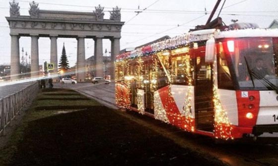 الحافلات والمدن الروسية تزدان بالالوان بانتظار العام الجديد صورة رقم 10