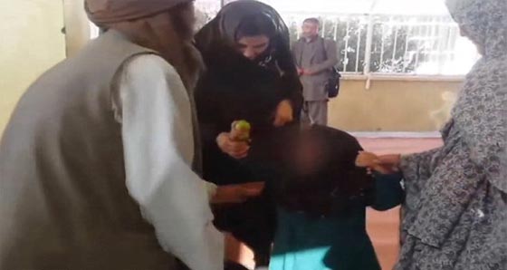 فيديو غريب.. نساء يعتدين على رجل زوّج طفلته لرجل مقابل ماعز ومؤن! صورة رقم 1