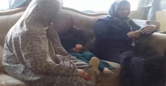فيديو غريب.. نساء يعتدين على رجل زوّج طفلته لرجل مقابل ماعز ومؤن! صورة رقم 2